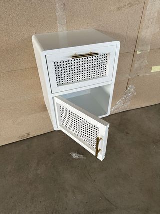 Mesita de noche colgada madera y ratán