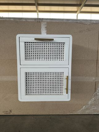 Mesita de noche colgada madera y ratán