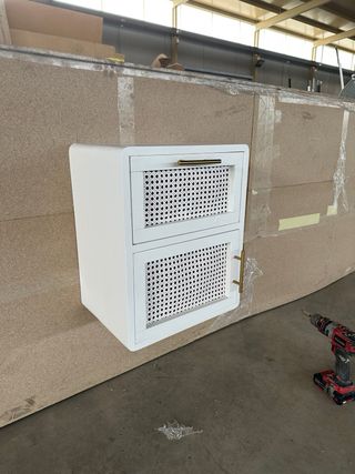 Mesita de noche colgada madera y ratán