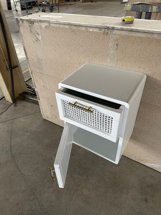 Mesita de noche colgada madera y ratán