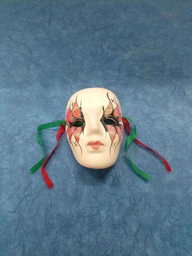 3 MINI MASCARAS VENECIANAS DE CERAMICA.