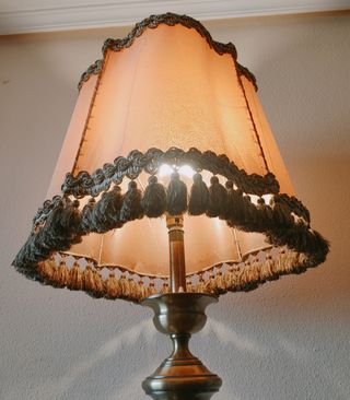 Lámpara de pié de bronce