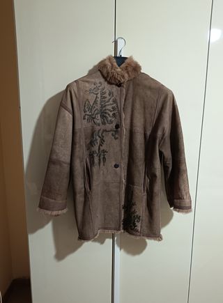 Giaccone da donna in pelliccia con disegni a mano