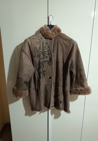 Giaccone da donna in pelliccia con disegni a mano