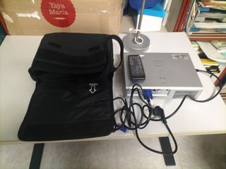 Proyector Hitachi CP-RS55.