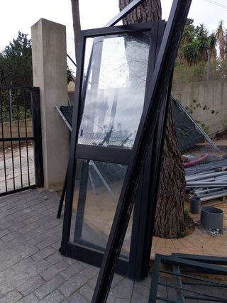 Puertas de aluminio y cristal.