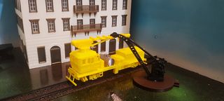 Grúa años 50 con base de ladrillos H0