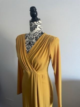 Vestido de invitada mostaza