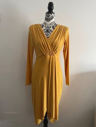 Vestido de invitada mostaza