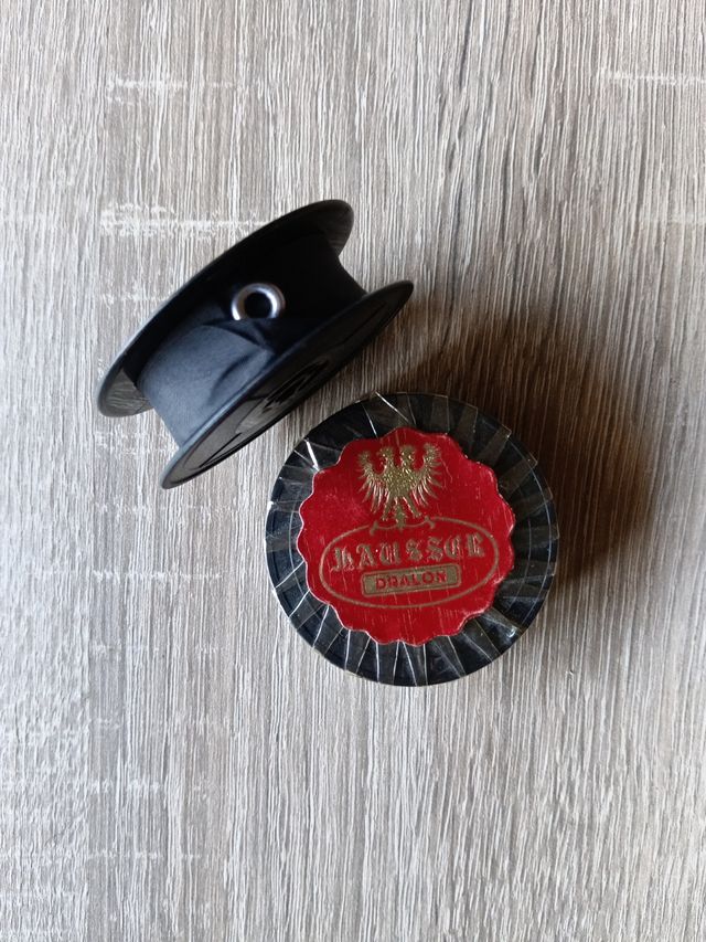 Dos carretes de máquina de escribir