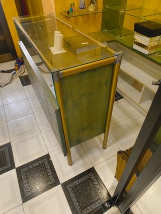 Bancone per tende in legno e vetro