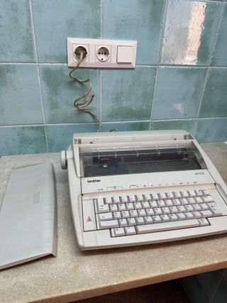 Máquina de escribir eléctrica Brother AX-310 
