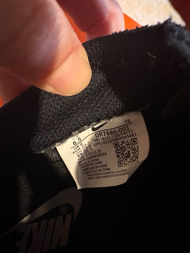 Zapatillas negras Nike.