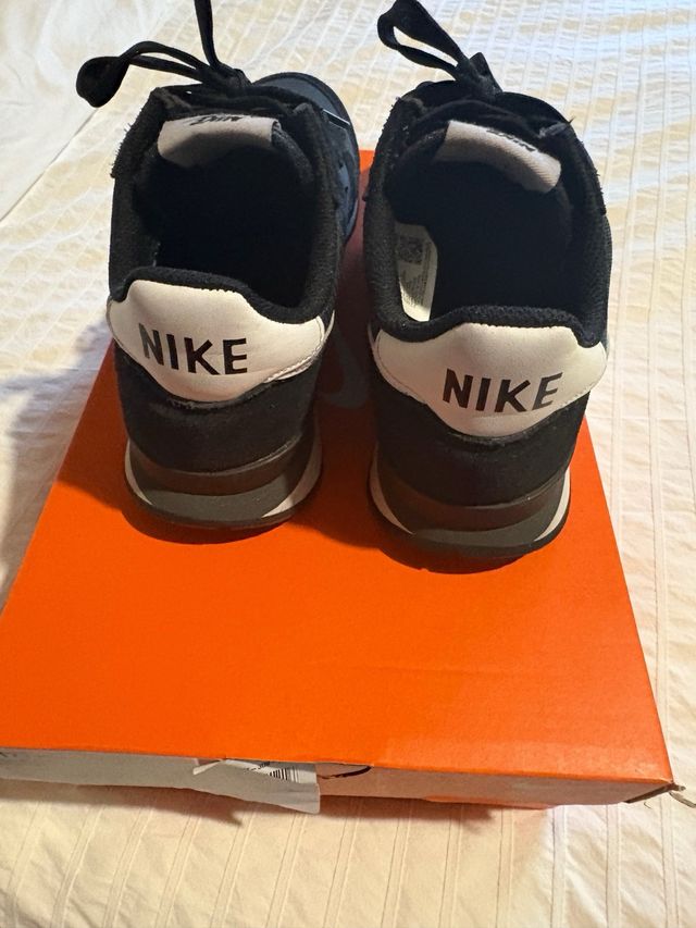 Zapatillas negras Nike.