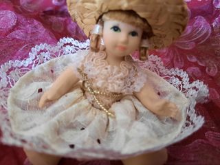 Mini bambolina in ceramica 