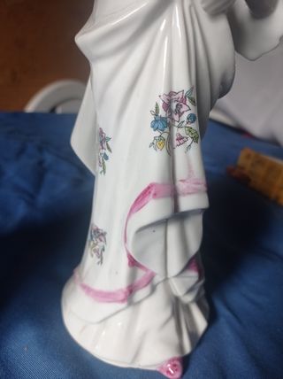 Figura femenina de porcelana.