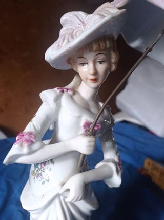 Figura femenina de porcelana.