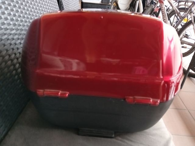 Baúl sh30 color rojo y negro con 1 llave