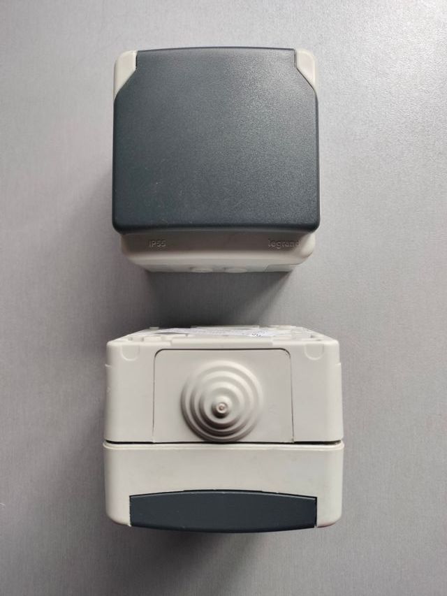 TOMA CORRIENTE LEGRAND PLEXO TAPA EXTERIOR (91641)