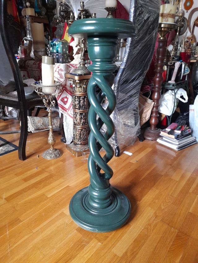 Columna de madera antigua