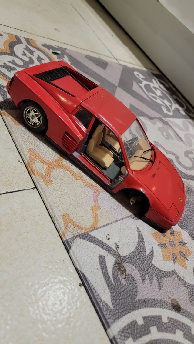 Ferrari testarossa 1/18 Burago