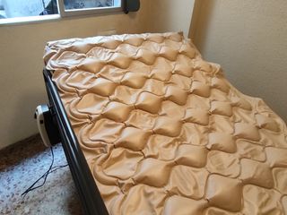 Cama articulada eléctrica y colchón antiescaras