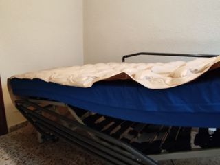 Cama articulada eléctrica y colchón antiescaras