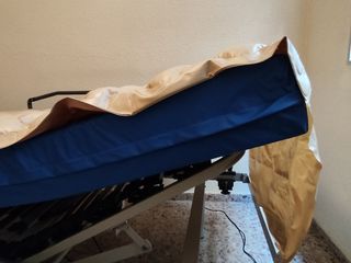 Cama articulada eléctrica y colchón antiescaras