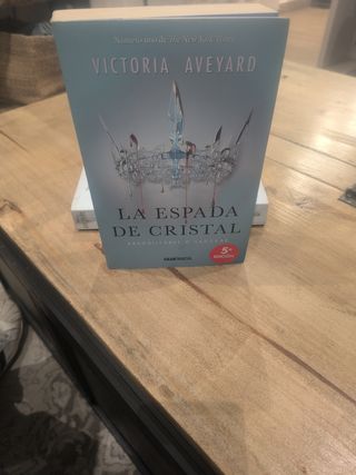 La reina roja y Una espada de cristal
