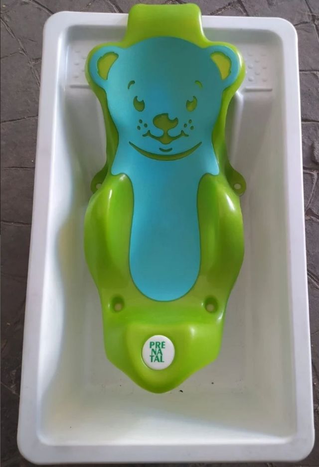 Cuna, colchón, trona y bañera