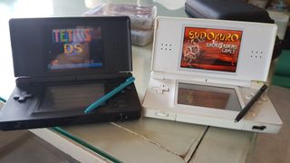 Consolas Nintendo DS Lite blanca y negra + juegos