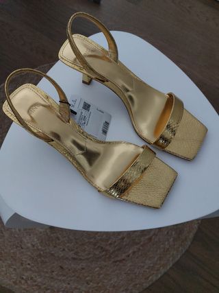 Sandalia dorada tacón midi