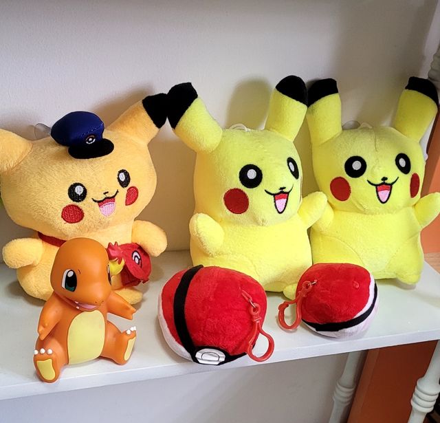 3 peluches Pikachu con Pokebola