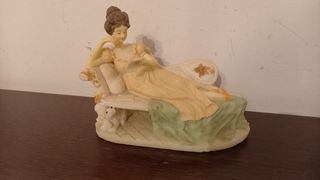 Figura decoracion. Mujer leyendo en diván