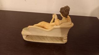 Figura decoracion. Mujer leyendo en diván