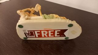 Figura decoracion. Mujer leyendo en diván