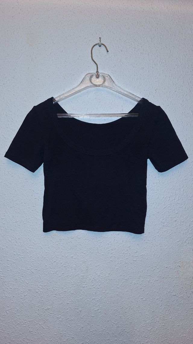 Top negro, espalda descubierta