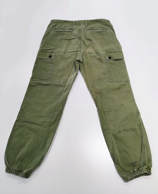 Pantalón verde de Zara.