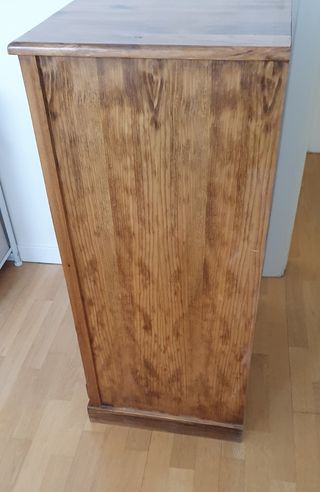 Alacena de madera con cajones