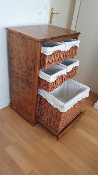 Alacena de madera con cajones