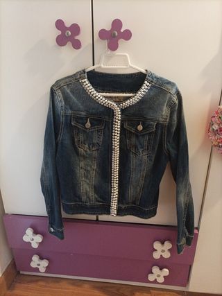 Cazadora vaquera con decoración perlas 