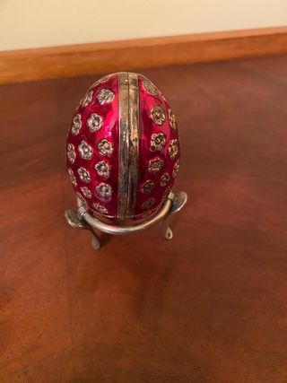 Collezione di uova in metallo