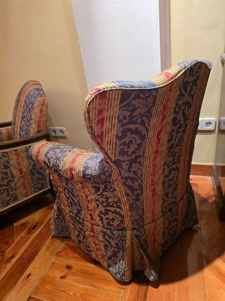 Sillón antiguo tapizado clásico con reposabrazos