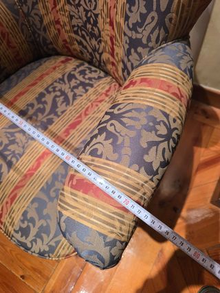 Sillón antiguo tapizado clásico con reposabrazos