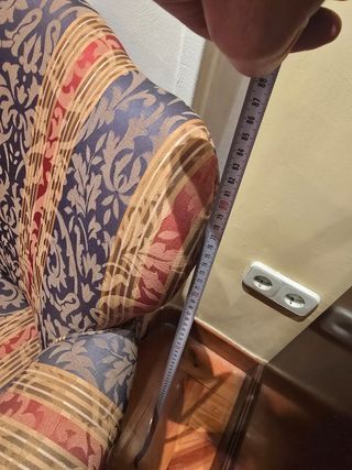 Sillón antiguo tapizado clásico con reposabrazos