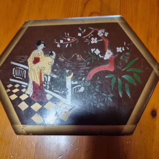 Caja exagonal antigua