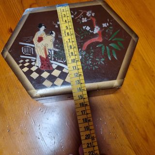 Caja exagonal antigua