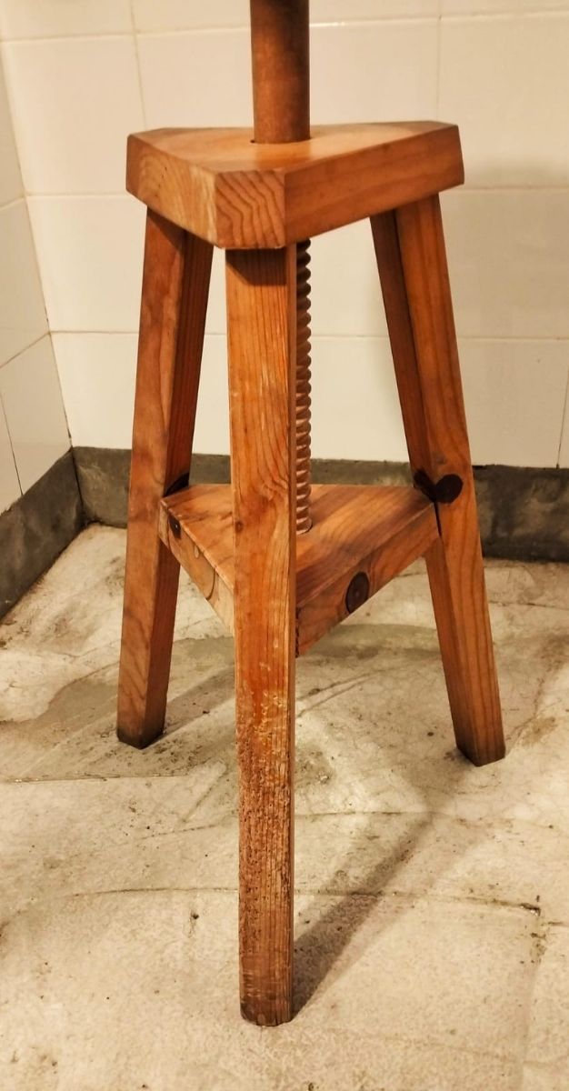 Taburete regulable de madera vintage