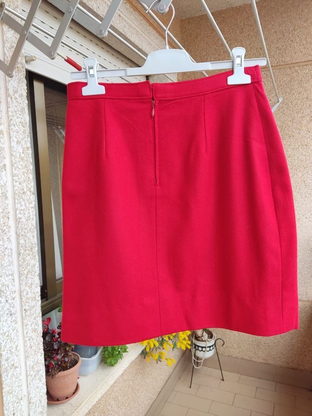 Minifalda roja clásica.