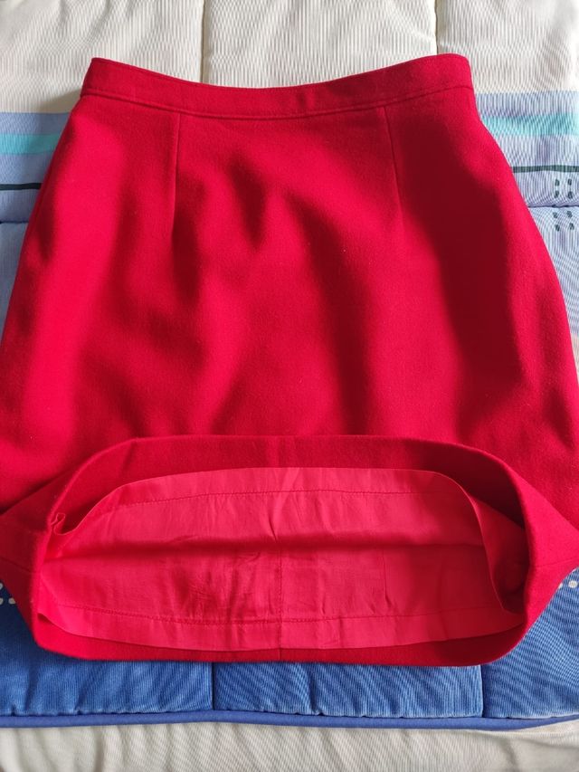Minifalda roja clásica.